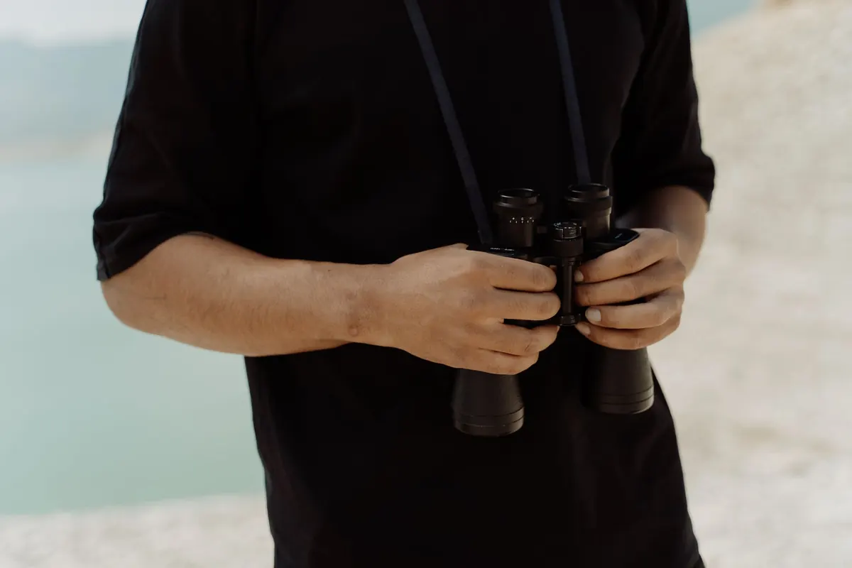 8x42 vs 10x42 Binoculars for Wetland Birdwatching: A Practical Comparison